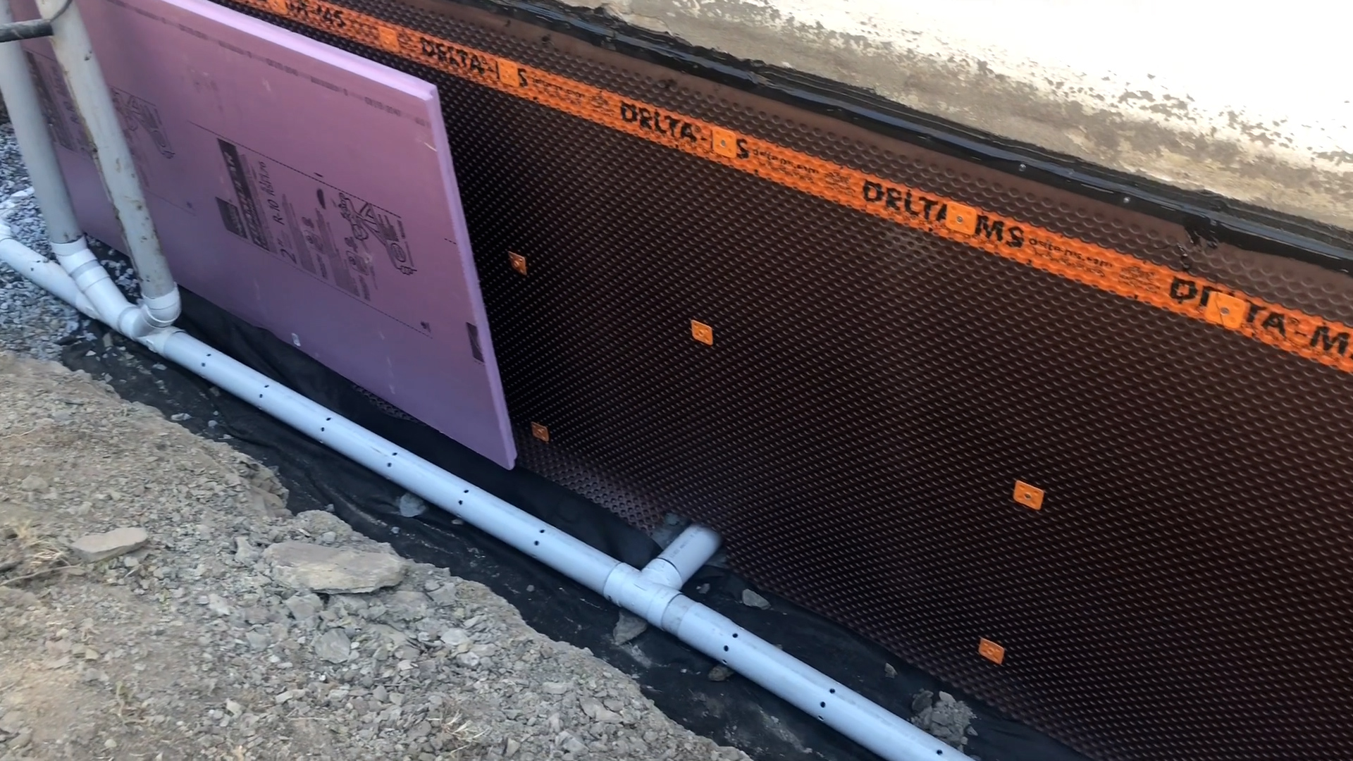 Obligation d'installer un drain de fondation extérieur ou intérieur sous la dalle avec un puits de captation d'eau